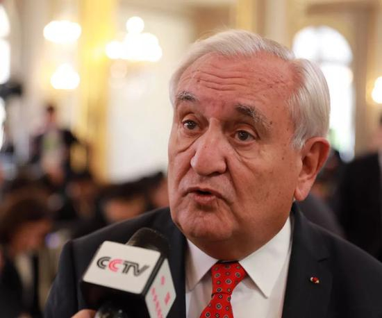 △这是闭幕式开始前，拉法兰接受央视记者邹合义的采访。