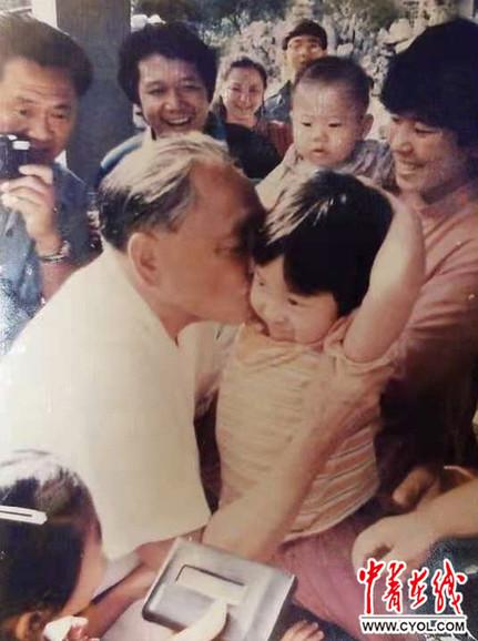 1986年8月20日，邓小平在天津市咸阳北路新建居民区视察时，亲吻正在楼下玩耍的马小梅。