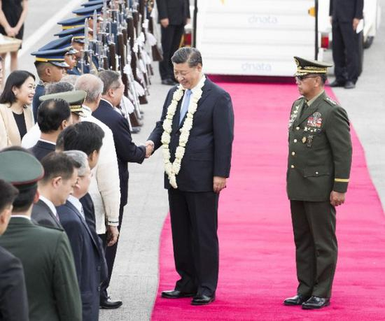 11月20日，国家主席习近平抵达马尼拉，开始对菲律宾共和国进行国事访问。这是习近平在机场受到菲律宾政府高级官员热情迎接。（新华社记者 黄敬文 摄）