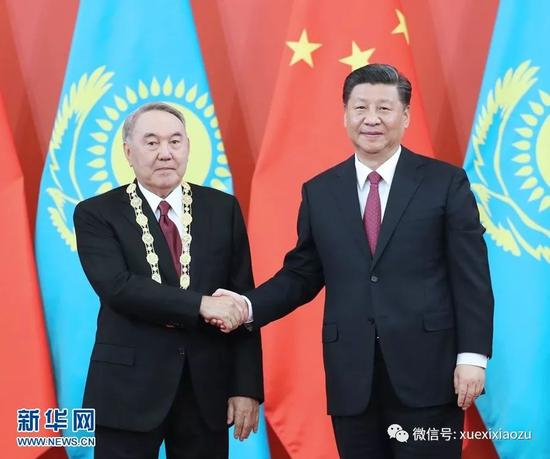  2019年4月28日，习近平郑重为纳扎尔巴耶夫配挂勋章。纳扎尔巴耶夫表示，这枚勋章反映了中方对我致力于推进哈中全面战略伙伴关系努力的高度认可。我同中国领导人之间的深厚友谊和互信将永远留在我心里。