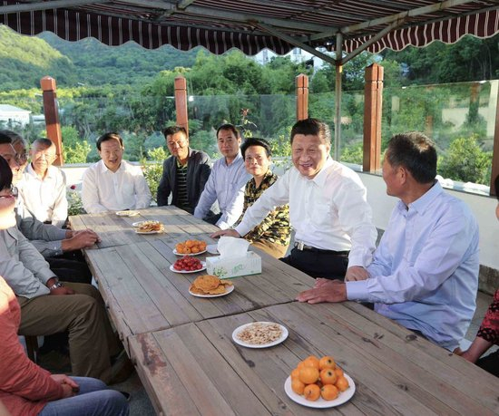  2015年5月25日，习近平总书记在浙江舟山新建社区村民袁其忠家中与村民代表座谈。新华社记者 兰红光 摄