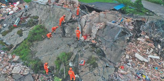 　▲昨日，航拍震中长宁县双河镇，抢险队员在葡萄村八组进行搜救。图/视觉中国