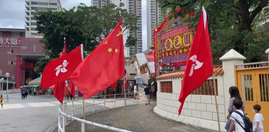1日，位于九龙的黄大仙广场和黄大仙庙周围已经成为红色的海洋。 范凌志摄