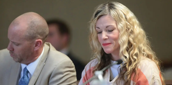 ·&nbsp;法庭上的洛莉（右）始终不认为自己害死了两个孩子。