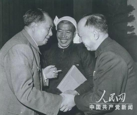 △1964年12月26日，钱学森受到毛泽东主席接见。那年的10月16日，中国自行研制的第一颗原子弹爆炸成功。