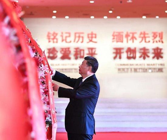 2020年9月3日上午,习近平出席纪念中国人民抗日战争暨世界反法西斯战争胜利75周年向抗战烈士敬献花篮仪式,整理花篮上的缎带。