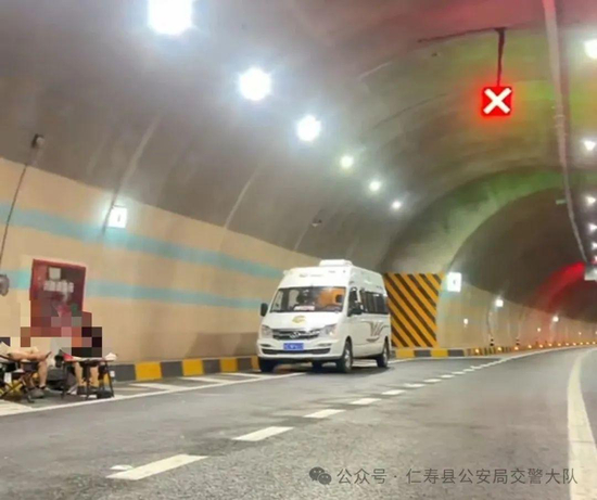 ▲事发现场，车辆停放在隧道内应急车道上 图据仁寿交警