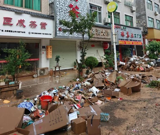 街上随处可见的茶叶纸箱。受访者供图