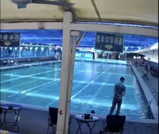 羽毛球运动员在游泳池溺亡，家属：有救生员走过来看了一眼又走了