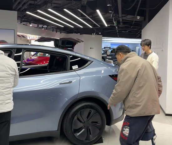 消费者正在看焕新版Model Y