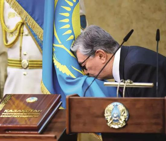 3月20日，哈萨克斯坦首都阿斯塔纳，托卡耶夫在宣誓就任总统的仪式上亲吻国旗。