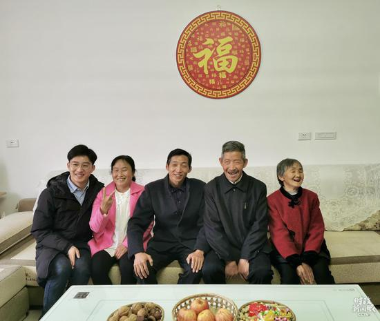 △平利县锦屏社区搬迁户汪显平一家合影。（总台央视记者贾林拍摄）
