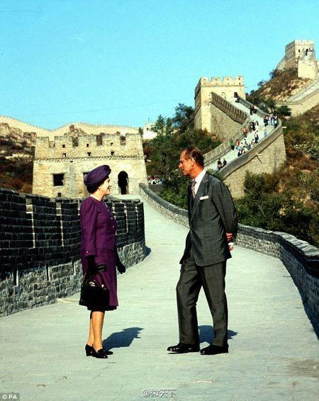 图片：1986年，英女王夫妇游长城