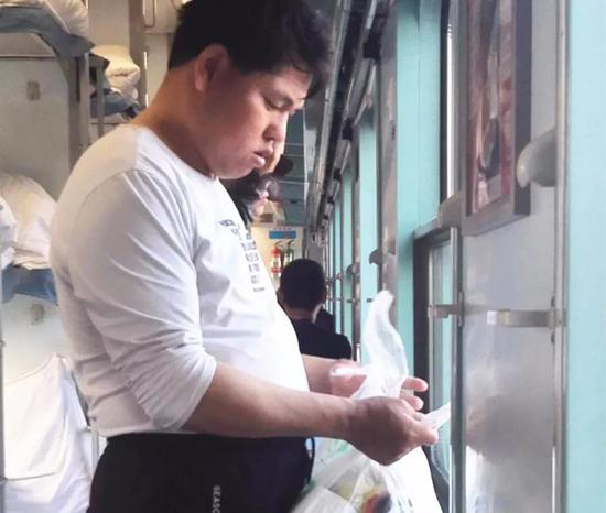 ▷4月19日，在北京打工的刘忠林坐火车赶回吉林出庭