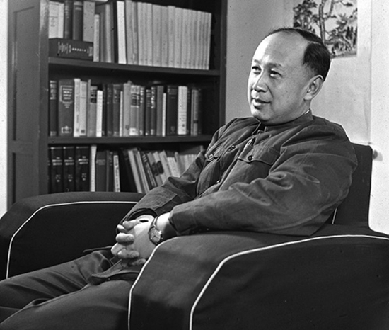 　　钱学森在1956年获得中国科学院年度科学奖金一等奖，他由于工程控制论的研究而得奖。新华社记者牛畏予摄