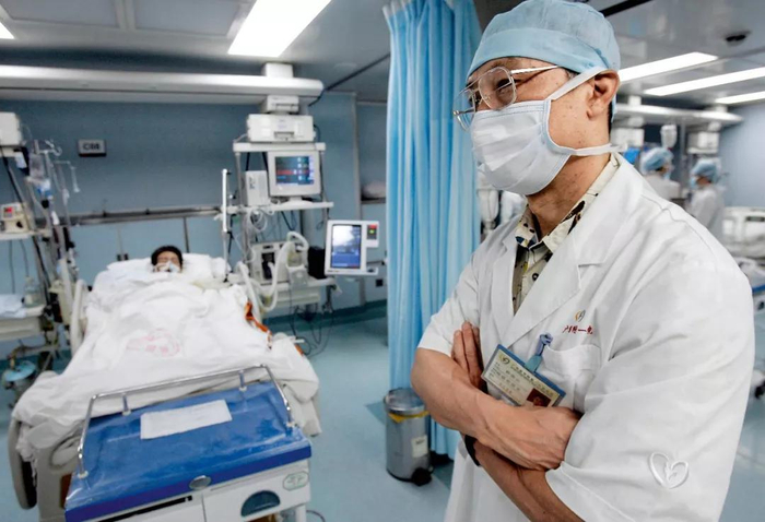 钟南山在ICU室内观察患者状况