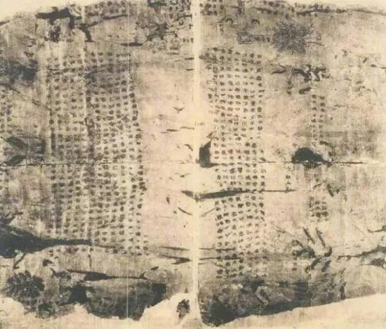 1942年长沙盗墓的“土夫子”挖出来的子弹库帛书（楚帛书），现流失美国。