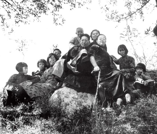 1937年，张治中与夫人、女儿们等在安徽老家。本文图/《纪念父亲张治中将军》