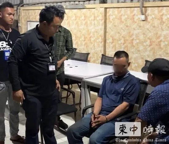 　警方问讯嫌犯。