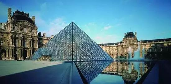 　　△贝聿铭为卢浮宫设计的金字塔入口