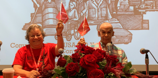 新任美国共产党联合主席罗萨娜·坎布隆（左） 图源：美共