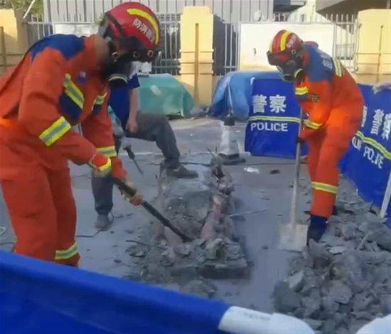 警方在水泥块中挖出尸体
？安徽阜阳和滁州回应