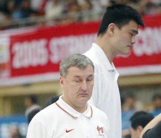  时任中国男篮主帅尤纳斯（图片来源：视觉中国）