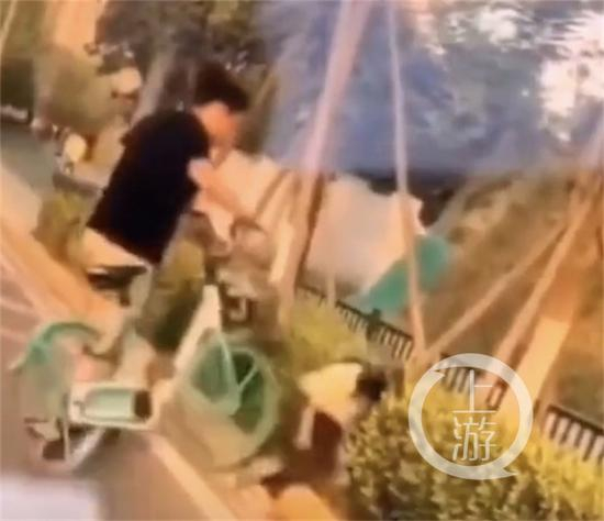  ▲2020年6月初，一条名为“女子用自行车撞击掌掴女童”的视频在网上流传，打人者和被打者后被证实为西安女子董某及其女儿小天（化名）。图片来源/视频截图