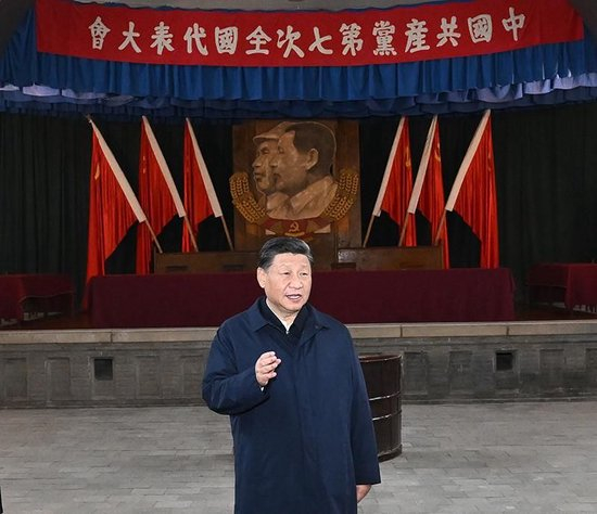 △2022年10月27日，习近平总书记在陕西延安杨家岭瞻仰中共七大会址。