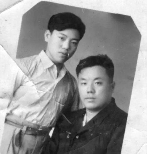 单田芳（左）与师傅李庆海