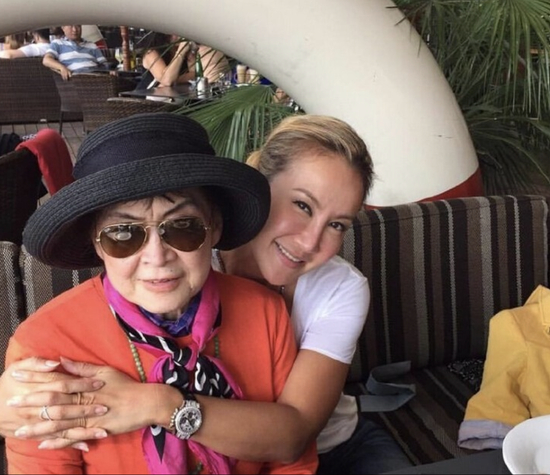 　·李玟在微博发布与母亲合照。