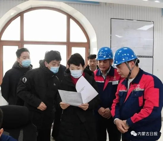 4月11日，王莉霞来到东明矿业调度中心，调取查看监控录像，了解近期当地监管部门检查执法情况，逐页翻看行政执法文书和对应整改报告。图片来源：内蒙古日报