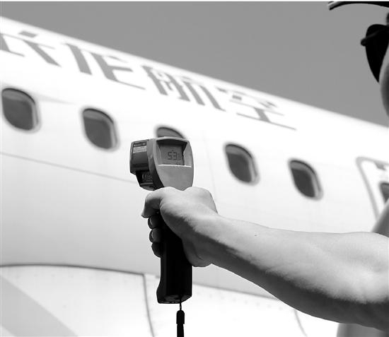 机务班组在对飞机做检查。 本文图片 钱江晚报