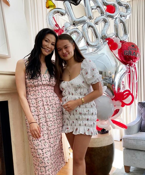  小女儿克洛伊今年刚满17岁，身材苗条纤细，五官高级感十足。