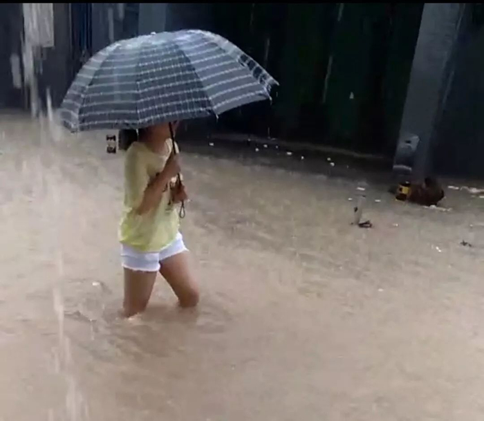 ▲今日上午，昌平区小辛庄居民蹚水上班。受访者供图