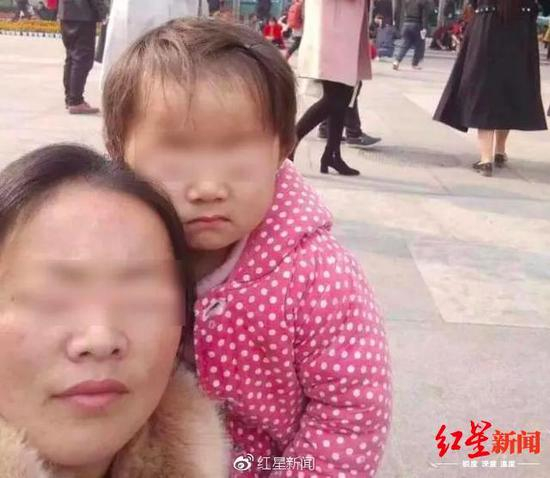 　　↑王凤雅生前与母亲合影