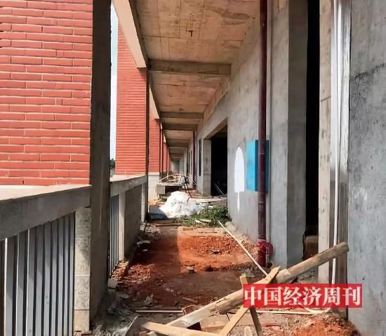 9月10日，《中国经济周刊》记者来到湖南师大附中耒阳分校，看到部分校舍的装修仍未完成。（《中国经济周刊》记者 李永华 摄）