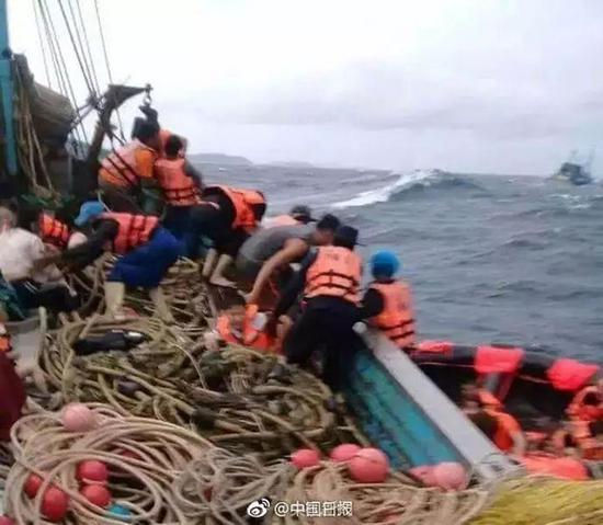 救援渔船拉幸存者上船 资料图[六]
