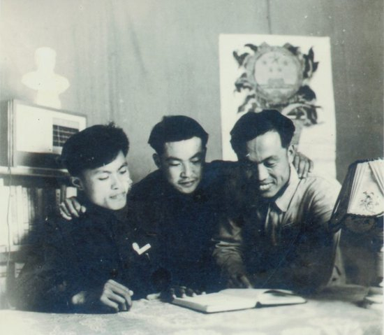  1957年，高中毕业的贲德考上哈尔滨工业大学，立下人生目标：“学得文武艺，服务新中国！”这是在哈工大读书时期的贲德（中）。