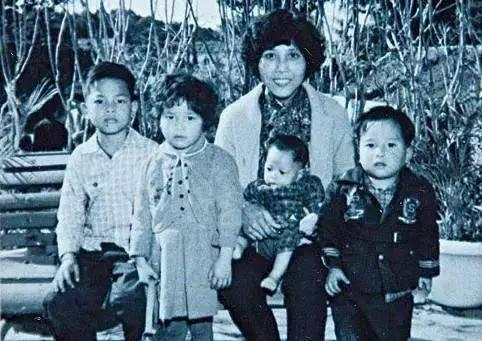 （图：尹国驹（左一）为家中长子。）