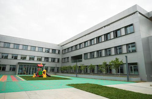 园区内幼儿园外景。王永康摄