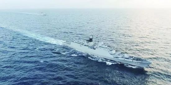 　　8月19日，解放军东部战区位台岛周边组织海空联合战备警巡，举行海空等兵力联合演训，图为海军舰艇编队航行图：中国军网
