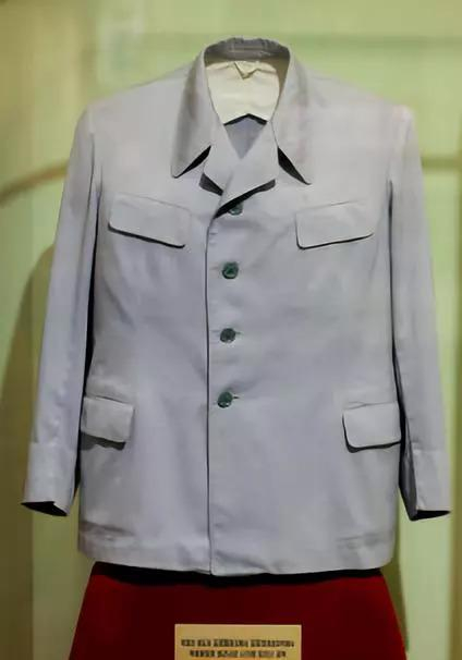 金日成综合大学校史馆珍藏的金正日上学期间的校服