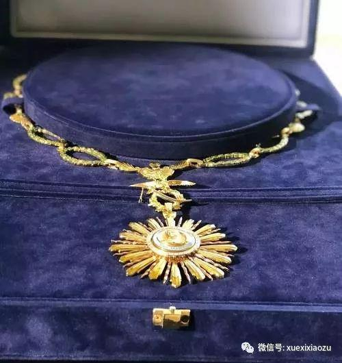 2018年12月2日，国家主席习近平在布宜诺斯艾利斯接受阿根廷总统马克里授予的“解放者圣马丁大项链级勋章”。这枚勋章以阿根廷国父圣马丁命名，是阿根廷政府授予外国公民的最高荣誉，由国家元首亲自颁授。