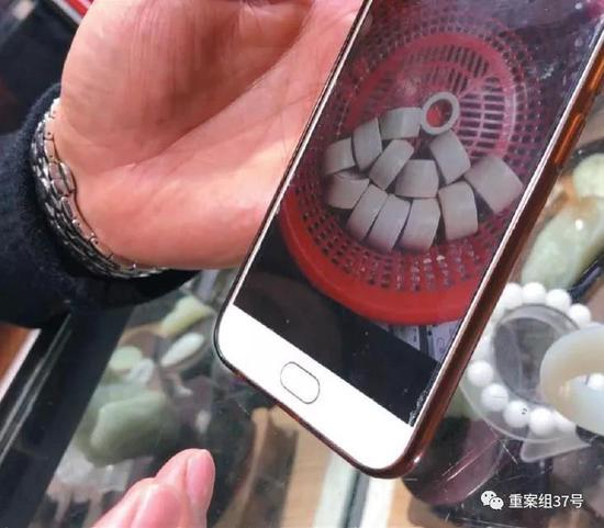 　　2018年12月22日，广西浦寨口岸的玉石珠宝商潘文斌向记者展示其走私同伙发来的现代象牙制品。 新京报记者王嘉宁 摄