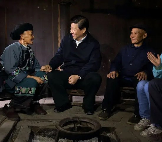 2013年11月3日，习近平在湖南湘西土家族苗族自治州花垣县排碧乡十八洞村同村民石拔三一家人促膝交谈。新华社记者 兰红光 摄