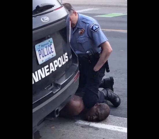 黑人弗洛依德被白人警察“跪杀”曾引发全美社会暴乱。来源：GJ