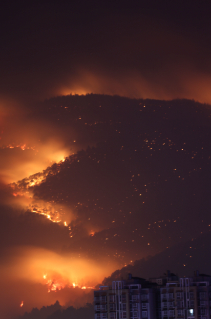 3月31日拍摄的四川省西昌森林火灾现场。新华社发（刘明科 摄）