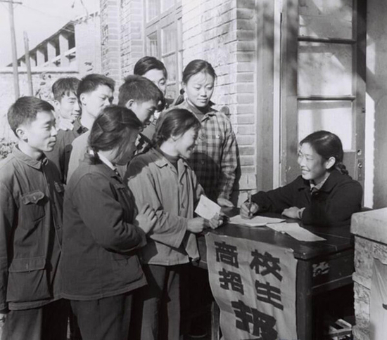 1977年恢复高考。图为南京西岗果牧场的知青在报名高考。（图片来源：人民政协网）