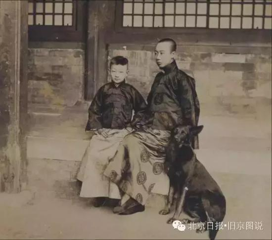 1922年，溥仪与润麒在养心殿后殿体顺堂前。